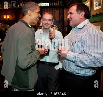 Le président Barack Obama visite le Dubliner, un pub irlandais à Washington, D.C., avec son cousin irlandais, Henry Healy, au centre, et Ollie Hayes, propriétaire de pub à Moneygall, en Irlande, à droite, le jour de la Saint Patrick, le samedi 17 mars 2012 Banque D'Images