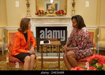 La première dame Michelle Obama et la reine Silvia de Suède se rencontrent dans la salle ovale jaune de la Maison Blanche, le 23 octobre 2009. Banque D'Images