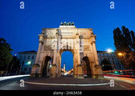 allemagne,bavière,munich,munich,munich-schwabing,leopoldstrasse,siegestor,le soir,circulation Banque D'Images