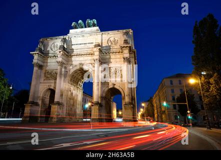 allemagne,bavière,munich,munich,munich-schwabing,leopoldstrasse,siegestor,le soir,circulation Banque D'Images