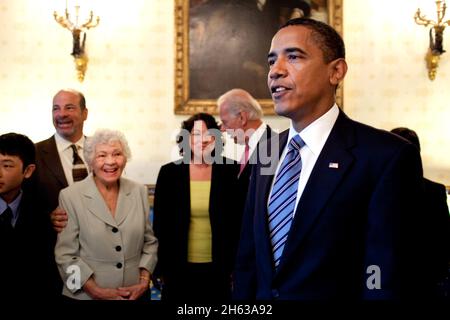 Le président Barack Obama salue les membres de la famille de la juge de la Cour d'appel Sonia Sotomayor, y compris sa mère Celina Sotomayor (souriante), avant une annonce dans la salle est de la Maison Blanche, le 26 mai 2009 Banque D'Images