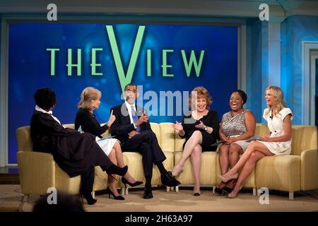 Le président Barack Obama enregistre un épisode de The View aux studios ABC à New York, New York, le 28 juillet 2010. Sur la photo, de gauche à droite, on trouve Whoopi Goldberg, Barbara Walters, Joy Behar, Sherri Shepherd et Elisabeth Hasselbeck. Banque D'Images