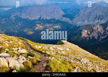 randonnée en soirée à la soiernspitze (2257m), le flanc de montagne dans la dernière lumière du soleil au coucher du soleil, soierngruppe, soiernberggruppe, karwendel montagnes, mittenwald, haute-bavière, bavière, werdenfels, allemagne, europe Banque D'Images