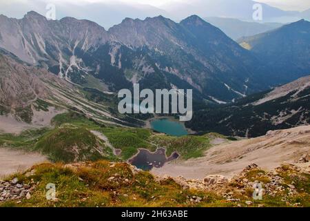 vue de soiernspitze (2257m),à schöttelkarspitze 2050m),dans la vallée le soiernseen,soiernhaus,fischbachalm au coucher du soleil,soierngruppe,soiernberggruppe,karwendel montagnes,mittenwald,haute-bavière,werdenfels,allemagne,europe Banque D'Images