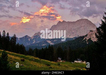 vue sur l'est karwendelspitze (2537m),vogelkarspitze (2522m),hintere schlichtenkarspitze (2473m),bäralplekopf (2323m),coucher de soleil,vereiner alm dans le premier plan,ambiance de nuages dramatique,karwendel,mittenwald,bavière,allemagne,bavière,haute-pays,bavière,allemagne,bavière,bavière,allemagne,bavière,allemagne,bavière,allemagne,allemagne,bavière,en premier plan Banque D'Images