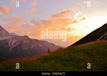 randonnée en soirée à soiernspitze (2257m), coucher de soleil, vue vers wörner sattel, en arrière-plan les montagnes karwendel, mittenwald, haute-bavière, bavière, werdenfels, allemagne, europe Banque D'Images