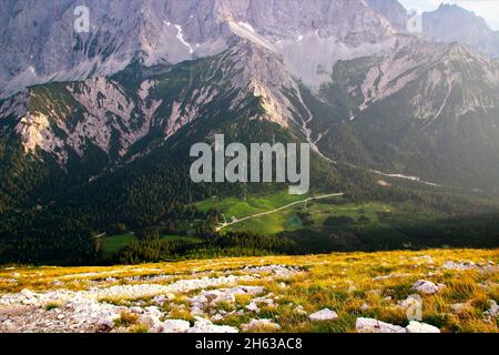 randonnée en soirée à la soiernspitze (2257m), le vereiner alm dans la vallée au coucher du soleil, soierngruppe, soiernberggruppe, karwendel montagnes, juste au-dessus de la wörnersattel, mittenwald, haute-bavière, bavière, werdenfels, allemagne, europe Banque D'Images