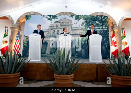 Le président Barack Obama, le premier ministre du Canada Stephen Harper et le président mexicain Felipe Calderon participent à la conférence de presse au Centre culturel Cabanas lors du Sommet des dirigeants nord-américains à Guadalajara, au Mexique, le 10 août 2009. Banque D'Images