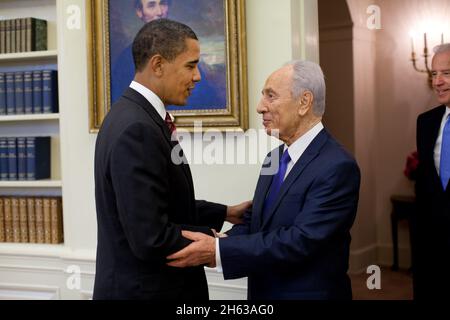 Le président Barack Obama accueille le président israélien Shimon Peres dans le bureau ovale le mardi 5 mai 2009.Le vice-président Joe Biden est à droite Banque D'Images
