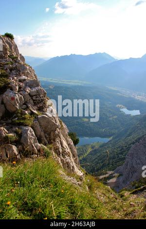 randonnée,vue de gamsanger (1974) vers lautersee,ferchensee,allemagne,bavière,haute-bavière,werdenfelser land,mittenwald,isar vallée Banque D'Images