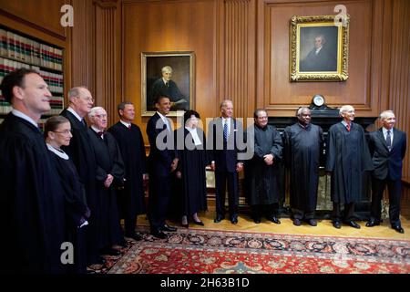 Le président Barack Obama et le vice-président Joe Biden rencontrent les juges de la Cour suprême avant la cérémonie d'investiture de la juge Sonia Sotomayor, à la Cour suprême à Washington, DC, le 8 septembre 2009. De gauche à droite : juges associés Samuel Alito, Ruth Bader Ginsburg, Anthony M. Kennedy, John Paul Stevens, juge en chef John Roberts, président Barack Obama, juge associé Sonia Sotomayor, vice-président Joe Biden, juges associés Antonin Scalia, Clarence Thomas, Stephen Breyer et juge associé retraité David Souter. Banque D'Images