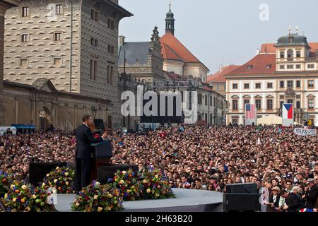 Le président Barack Obama a prononcé son premier grand discours, dans lequel il s'engageait à rechercher la paix et la sécurité d'un monde sans armes nucléaires devant des milliers de personnes à Prague, en République tchèque, le 5 avril 2009 Banque D'Images