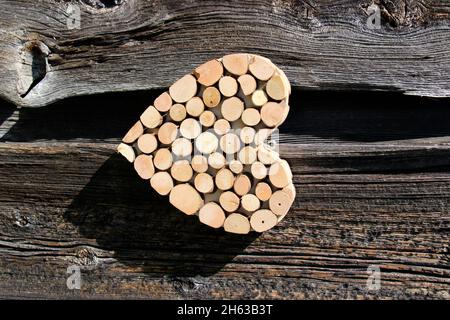 deko herz,dekoherz,sur un mur en bois,mittenwald,allemagne,bavière,haute-bavière,werdenfelser land,isar vallée Banque D'Images