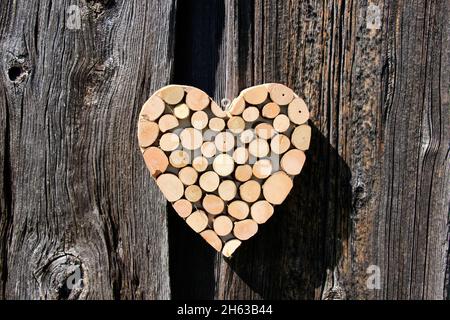 deko herz,dekoherz,sur un mur en bois,mittenwald,allemagne,bavière,haute-bavière,werdenfelser land,isar vallée Banque D'Images