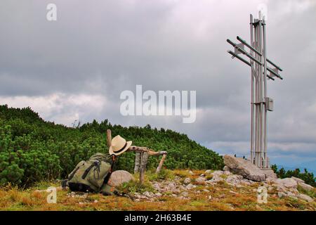 randonnée à latschberg,(1949) sac à dos avec un chapeau de randonnée en face de la croix de sommet, montagnes rofan, alpes brandenberger, tyrol, municipalité de münster Banque D'Images