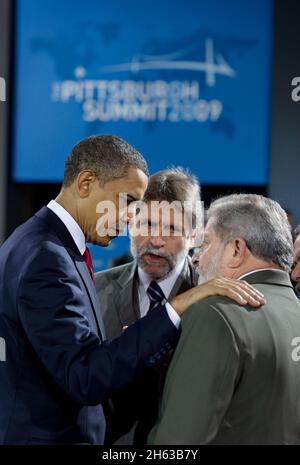 Le président Barack Obama et le président brésilien Luiz Inacio Lula da Silva parlent lors de la séance plénière du matin du Sommet du G-20 de Pittsburgh au Centre de congrès David L. Lawrence à Pittsburgh, Pennsylvanie, le 25 septembre 2009. Banque D'Images