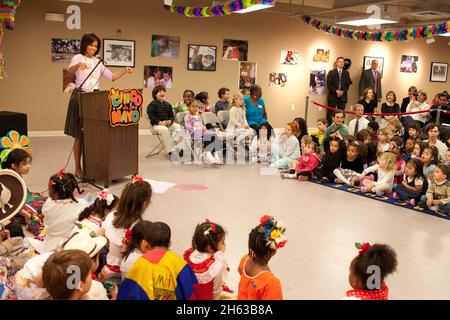 La première dame Michelle Obama visite l'école bilingue DE L'AGNEAU comme une avant-première au Mexique Cinco de Mayo vacances ca.2009 Banque D'Images