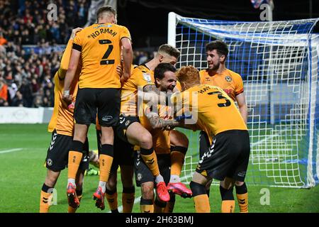 Hartlepool, Royaume-Uni.12 novembre 2021.Dom Telford, du comté de Newport (c) célèbre avec ses coéquipiers après avoir atteint le deuxième but de ses équipes.EFL Skybet football League Two Match, Hartlepool Utd v Newport County au stade de suit Direct à Hartlepool, comté de Durham, le vendredi 12 novembre 2021. Cette image ne peut être utilisée qu'à des fins éditoriales.Utilisation éditoriale uniquement, licence requise pour une utilisation commerciale.Pas d'utilisation dans les Paris, les jeux ou un seul club/ligue/joueur publications.pic par crédit: Andrew Orchard sports photographie/Alamy Live News Banque D'Images