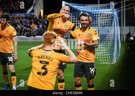 Hartlepool, Royaume-Uni.12 novembre 2021.Dom Telford, du comté de Newport (19), célèbre avec ses coéquipiers Ryan Haynes et Kevin Ellison (c) après qu'il a obtenu le deuxième but de son équipe.EFL Skybet football League Two Match, Hartlepool Utd v Newport County au stade de suit Direct à Hartlepool, comté de Durham, le vendredi 12 novembre 2021. Cette image ne peut être utilisée qu'à des fins éditoriales.Utilisation éditoriale uniquement, licence requise pour une utilisation commerciale.Pas d'utilisation dans les Paris, les jeux ou un seul club/ligue/joueur publications.pic par crédit: Andrew Orchard sports photographie/Alamy Live News Banque D'Images