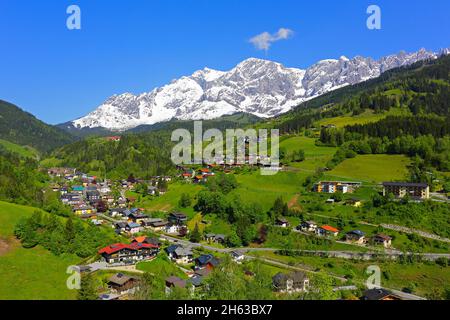 vue sud du village de montagne mühlbach am hochkönig, ciel bleu Banque D'Images