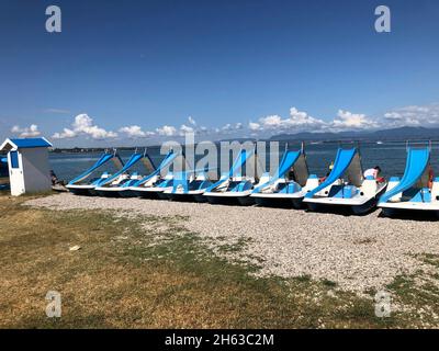 pédalos et maisons en bleu et blanc sur la plage du lac de garde, peschiera del garda, vénétie, vérone, italie Banque D'Images