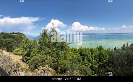 plage sur la presqu'île de sirmione, plage de la jamaïque, vue sur la rive ouest, bateaux, lac de garde, été, nature, sirmione, brescia, lombardie, italie Banque D'Images