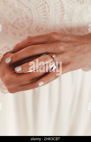 mariée met l'anneau d'engagement sur son doigt Banque D'Images
