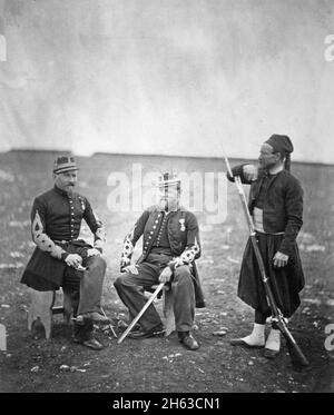 'Crimean War photos: Deux officiers français, assis, et Zouave, debout avec le bras reposant sur le fusil CA.1855' Banque D'Images