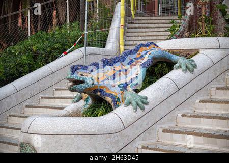 le lézard en mosaïque du parc artistique guell d'antoni gaudi à barcelone, en espagne. ce parc moderniste a été construit entre 1900 et 1914 et est une attraction touristique populaire. Banque D'Images