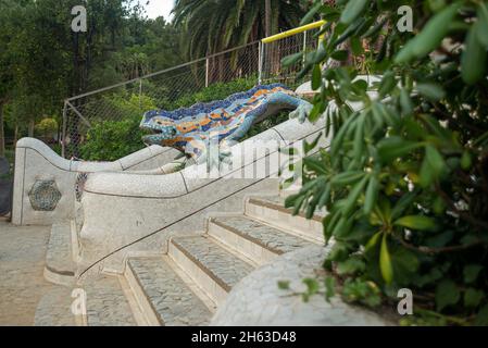 le lézard en mosaïque du parc artistique guell d'antoni gaudi à barcelone, en espagne. ce parc moderniste a été construit entre 1900 et 1914 et est une attraction touristique populaire. Banque D'Images