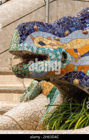 le lézard en mosaïque du parc artistique guell d'antoni gaudi à barcelone, en espagne. ce parc moderniste a été construit entre 1900 et 1914 et est une attraction touristique populaire. Banque D'Images