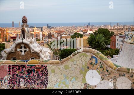 sièges en mosaïques colorées. ils sont tous conçus par gaudi.les couleurs vibrantes des carreaux sont à couper le souffle. le parc artistique d'antoni gaudi guell à barcelone, en espagne. ce parc moderniste a été construit entre 1900 et 1914 et est une attraction touristique populaire. Banque D'Images