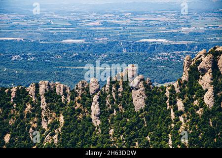 [hdr] les montagnes de montserrat à barcelone, en espagne. montserrat est une montagne de forme espagnole qui a influencé antoni gaudi à faire ses œuvres d'art. Banque D'Images