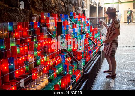 barcelone, espagne : bougies de différentes tailles et couleurs à l'intérieur du monastère de santa maria de montserrat Banque D'Images