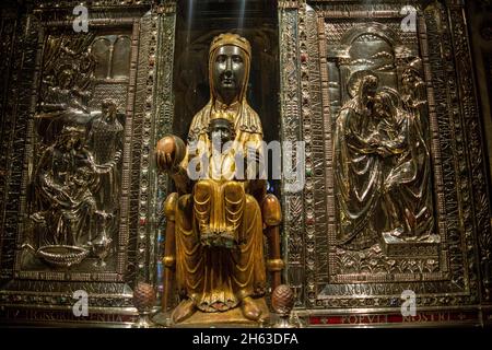 [hdr] la sculpture sculptée de madonna - nuestra senora de montserrat dans le chrouch iglesia de belen. montserrat, barcelone, espagne Banque D'Images