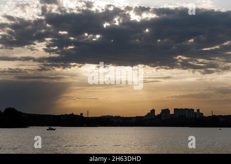 Vue de l'eau à la ville au coucher du soleil Banque D'Images