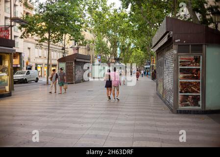 les touristes marchent la célèbre rue de la rambla à barcelone, en espagne. la rue la plus populaire de barcelone Banque D'Images