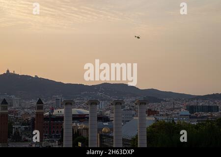 belle vue depuis le mnac ou palau nacional sur l'avinguda de la reina maria cristina et la plaza d'espanya barcelona catalonia à l'aube Banque D'Images