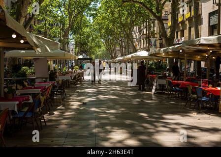 la célèbre rue des ramblas avec des touristes de marche non identifiés à barcelone, espagne Banque D'Images