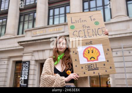 Londres, Royaume-Uni.12 novembre 2021.Un manifestant tient un écriteau « Écoutez la science pas la coquille » pendant la manifestation.les militants de la rébellion d'extinction ont organisé une manifestation en face du Musée des Sciences de South Kensington contre le parrainage du musée par les sociétés de combustibles fossiles Shell et Adani.Crédit : SOPA Images Limited/Alamy Live News Banque D'Images