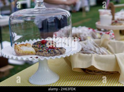une exposition de produits de boulangerie sous une hotte en verre Banque D'Images