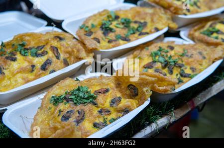 Omelette à vendre dans le nord de la Thaïlande sur la rue. Banque D'Images
