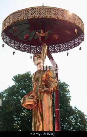 Gros plan de la statue de la statue dorée de Kruba Sri Wichai sur le site du temple Wat Phra Singh Banque D'Images