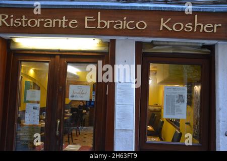 GAM Gam Kosher Restaurant à l'entrée principale du ghetto juif par le pont Guglie à Venise, Italie - 11 novembre 2021. Banque D'Images