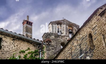 clocher de l'église saint saturnin à la boule d'amont. le bâtiment date du xi siècle et est classé monument historique. Banque D'Images