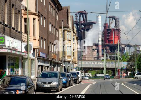 vue de friedrich-ebert-strasse aux aciéries de thyssenkrupp, hauts fourneaux 8 et 9 dans le quartier de beeck, duisburg, région de ruhr, rhénanie-du-nord-westphalie, allemagne Banque D'Images