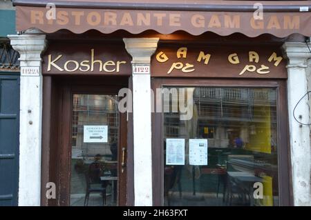 GAM Gam Kosher Restaurant à l'entrée principale du ghetto juif par le pont Guglie à Venise, Italie - 11 novembre 2021. Banque D'Images