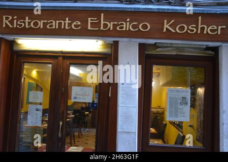 GAM Gam Kosher Restaurant à l'entrée principale du ghetto juif par le pont Guglie à Venise, Italie - 11 novembre 2021. Banque D'Images