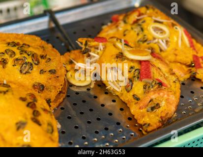 Divers restaurants de rue disponibles dans le nord de la Thaïlande au marché de nuit Banque D'Images