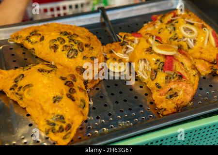 Divers restaurants de rue disponibles dans le nord de la Thaïlande au marché de nuit Banque D'Images